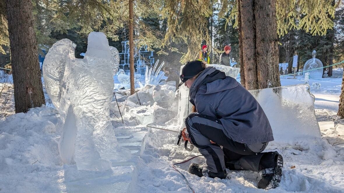 riley-knaus-1 A man carving a bald eagle on ice.