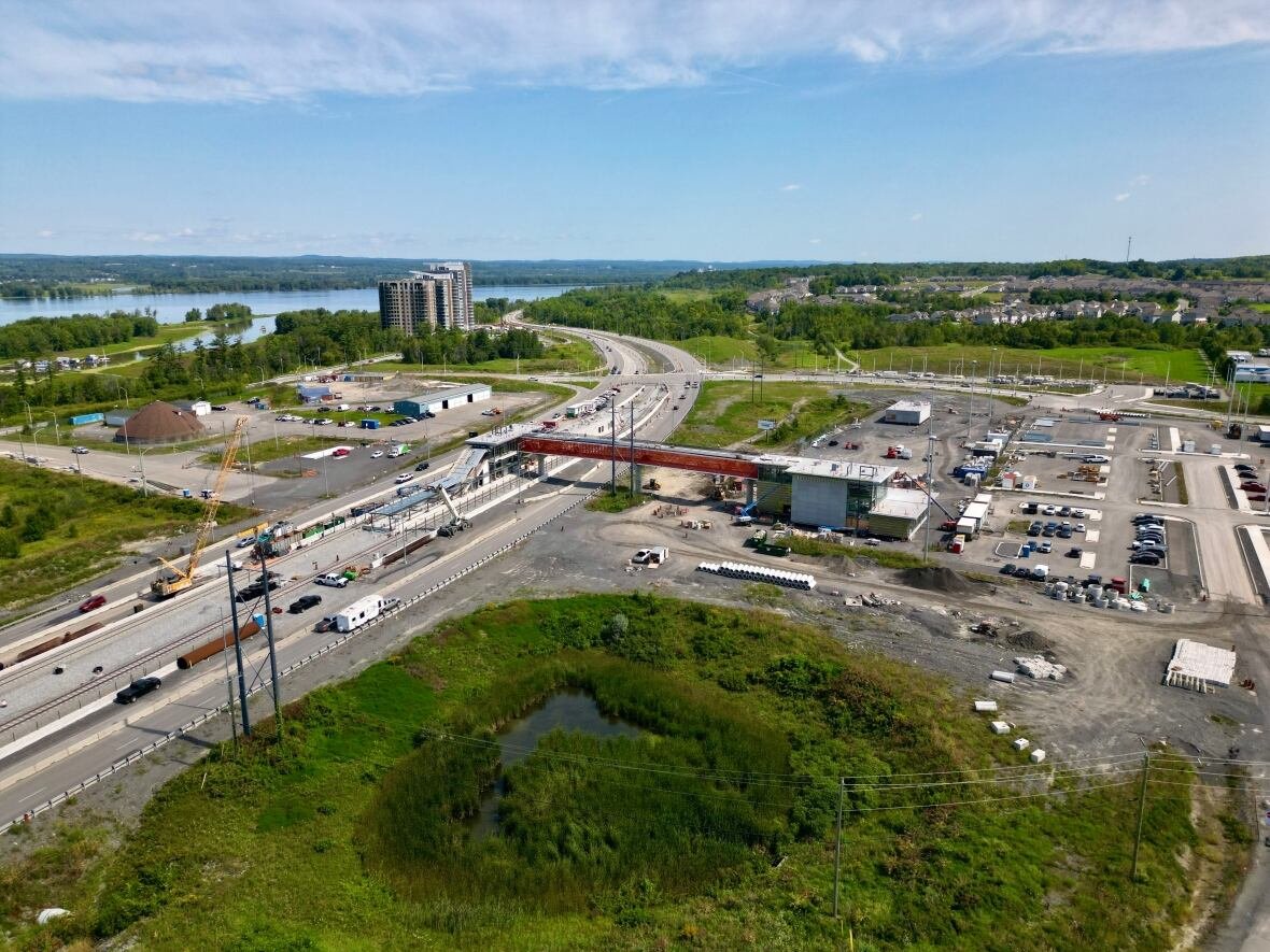 trim-station-ottawa-lrt-stage-2-confederation-line A light rail station under construction in summer, from above.