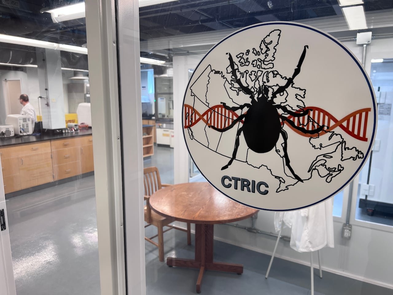 default-216 A circular sign with a graphic of a tick on it
